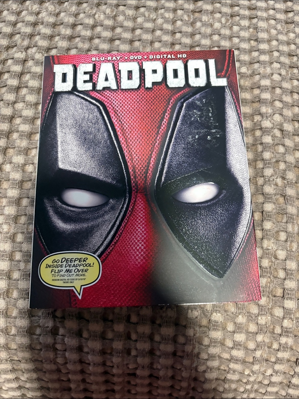 Deadpool Blu-ray + DVD Collector Set - Red/Black
